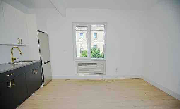 22 E 212 ST