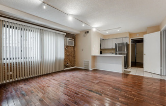 713 W DIVERSEY PKWY