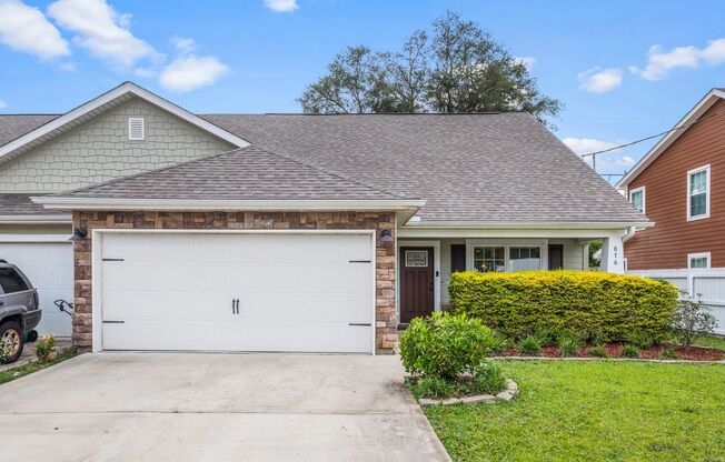 Spacious townhome in IDEAL location!!!