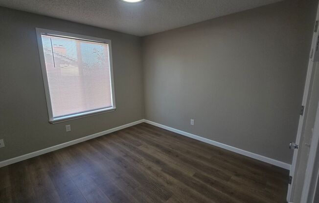 2 beds, 1 bath, 907 sqft, $1,100, Unit 1885E