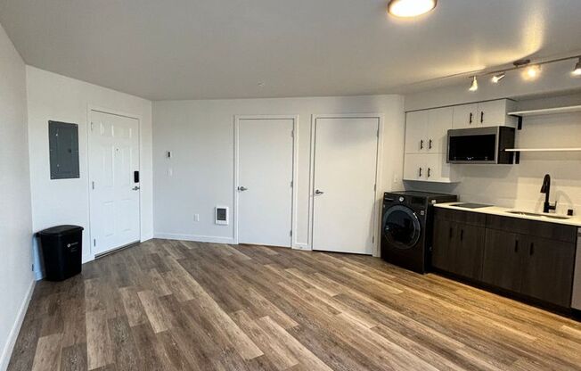 Studio, 1 bath, 356 sqft, $1,450, Unit 304