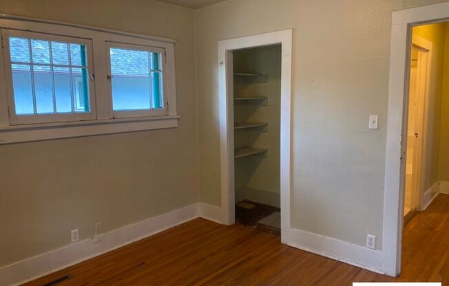 2 beds, 1 bath, $1,800, Unit 906 Mathews St