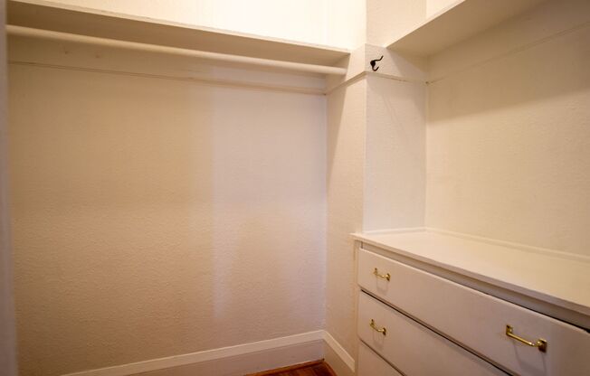 Sweet & Spacious SE Studio Close to Everything!