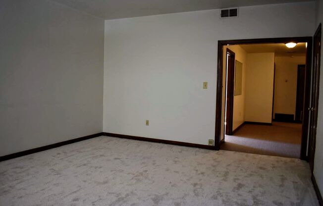 Amazing Two Bedroom in Oakland! Ample Natural Light, Central A/C & More!! Call Today!