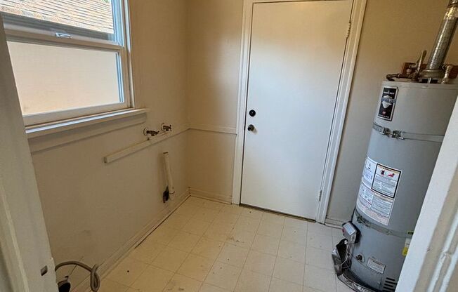 2 beds, 1 bath, $2,350