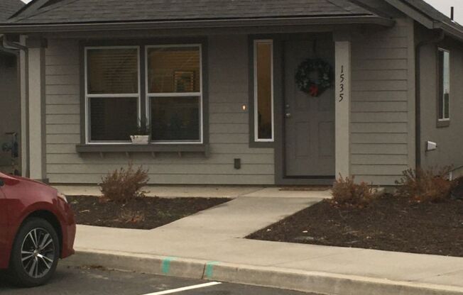 Newer 2 Bedroom / 1 Bathroom in SW Redmond