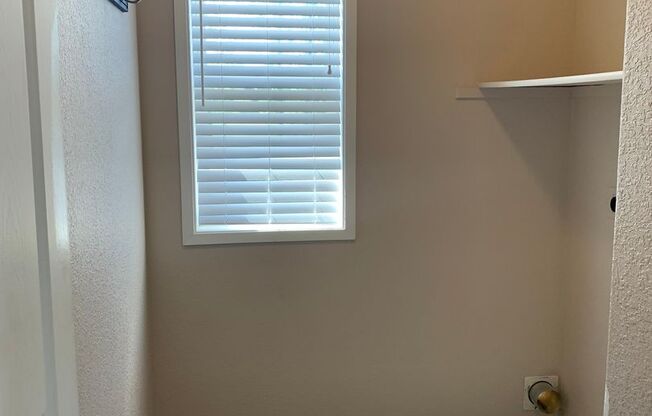 2 Bedroom 1 Bathroom Apartment with Laundry Hook-ups & 1 Car Garage