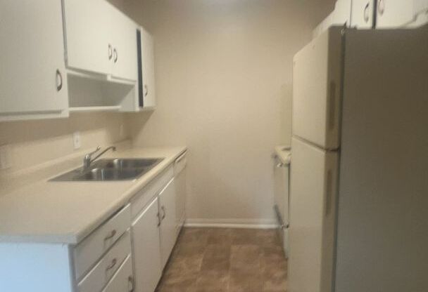 2 beds, 1.5 baths, 1,050 sqft, $1,250, Unit B05 Manor