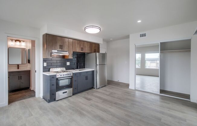 Studio, 1 bath, 300 sqft, $1,995, Unit 4840-27