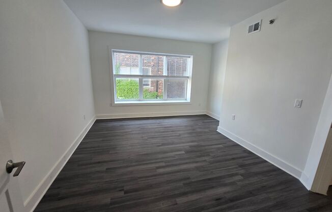 2 beds, 1 bath, 942 sqft, $1,695, Unit 211
