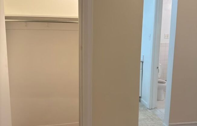 Studio, 1 bath, 323 sqft, $1,175, Unit Old King Edward 331