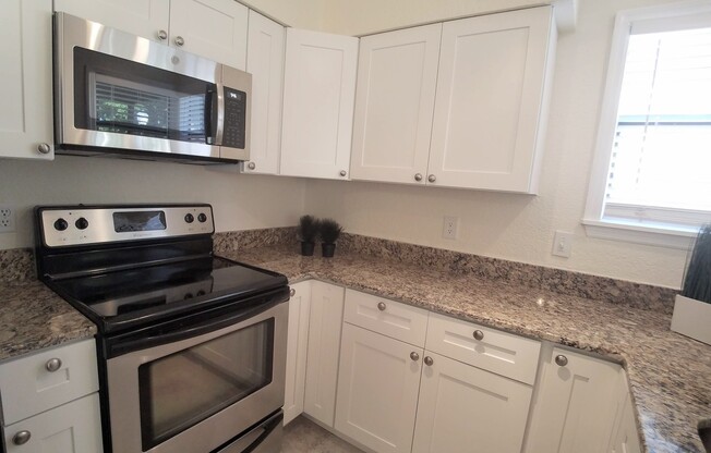 Beautiful  Remodeled First Floor 2/2 Condo x Rent in front of Full Sail.