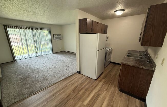 2 beds, 1 bath, $715, Unit 18