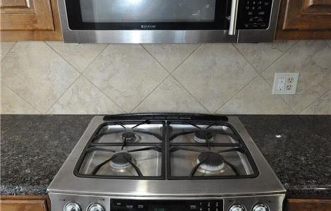 Fantastic Floorplan & Walking Distance To Restaurants and Stores