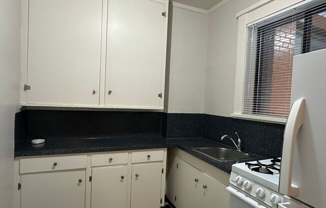 Studio, 1 bath, 352 sqft, $995, Unit 6