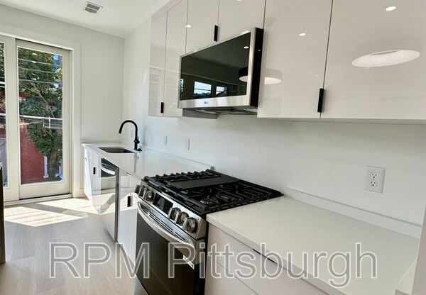 1407 SARAH ST
