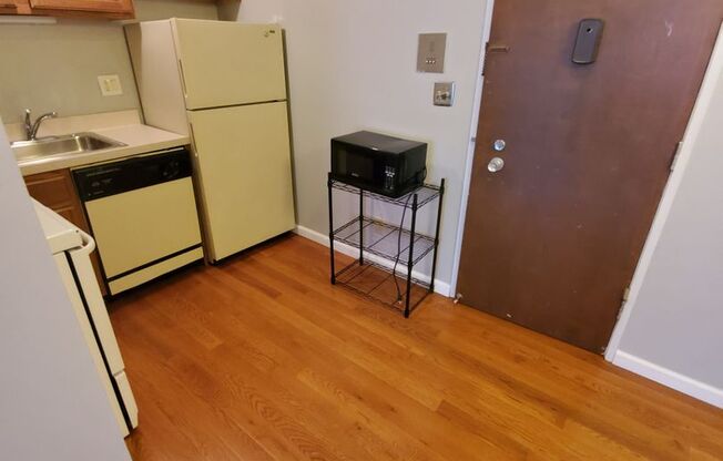 1 bed, 1 bath, 530 sqft, $1,800, Unit 03