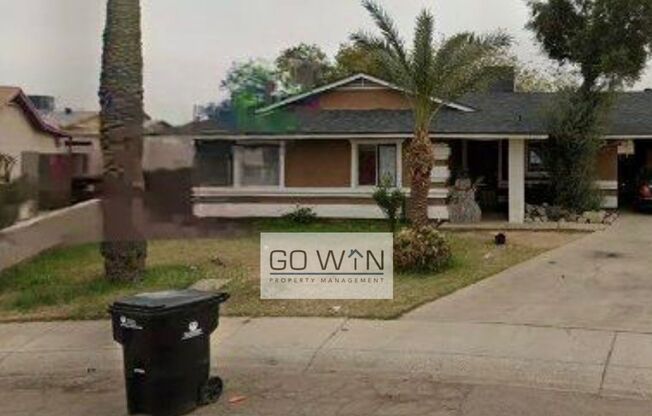 4 Bed/ 2 Bath - House W/ Large Backyard