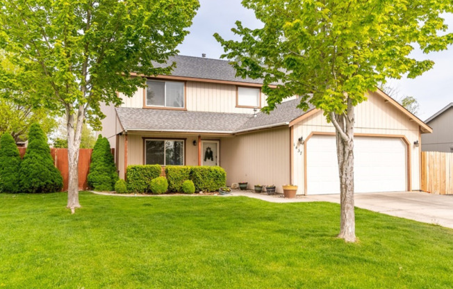 Large 4 Bedroom 2.5 Bathroom Pet Friendly Home
