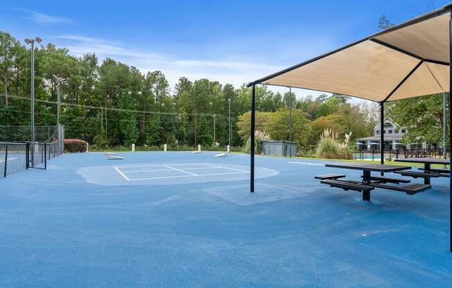 the tennis court at the whispering winds apartments fl