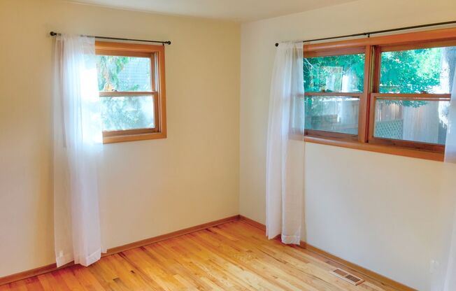 3 beds, 1 bath, $2,595