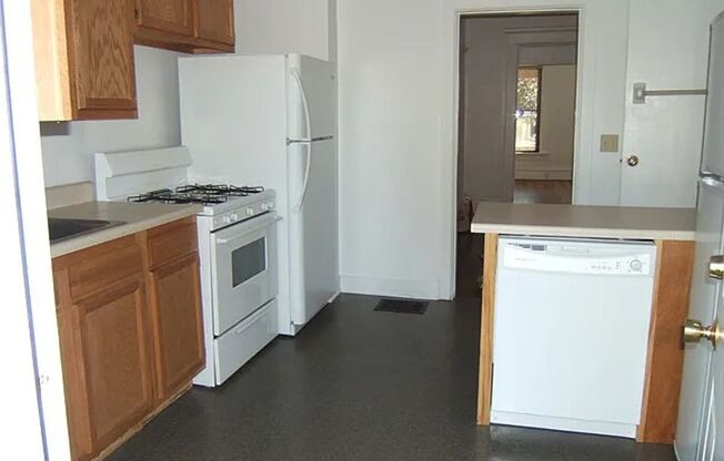 5 beds, 2 baths, $2,950, Unit 60