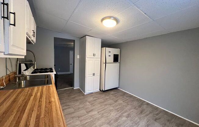 2 beds, 1 bath, $1,250, Unit Apt 2