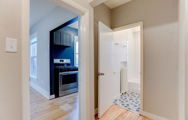 1 bed, 1 bath, 700 sqft, $1,250, Unit 6