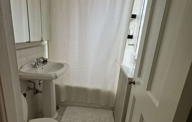 1 bed, 1 bath, $2,100, Unit 404