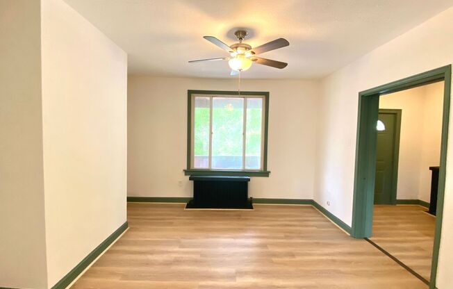 3 Bed/1 Bath Home in Beechview with Bonus Room-Convenient to Downtown! Available 7/5!
