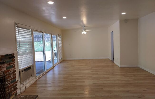 3bd/2 bath washer/dryer hook ups/Large  private back yard/ Citrus tree