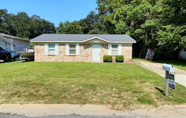 3-Bedroom Home in Ocean Springs – Prime Location & Pet-Friendly!