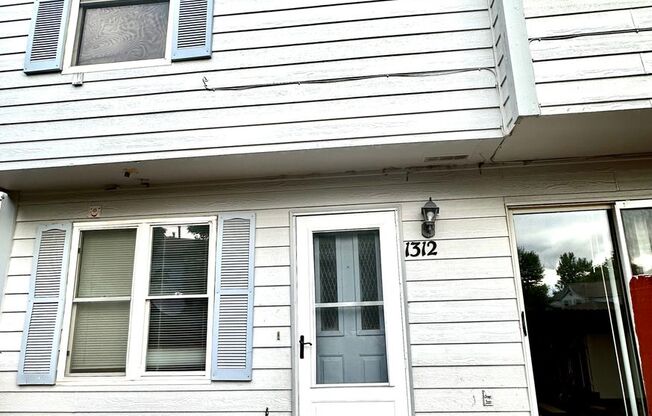 Available NOW!! 2 Bedroom, 2 Bath 3 Story Condo!