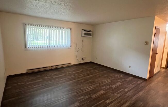 2 beds, 1 bath, $775, Unit 306