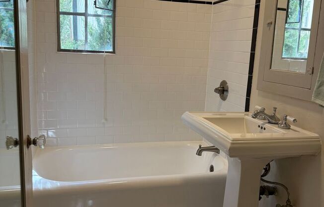 Studio, 1 bath, 425 sqft, $1,425, Unit 18