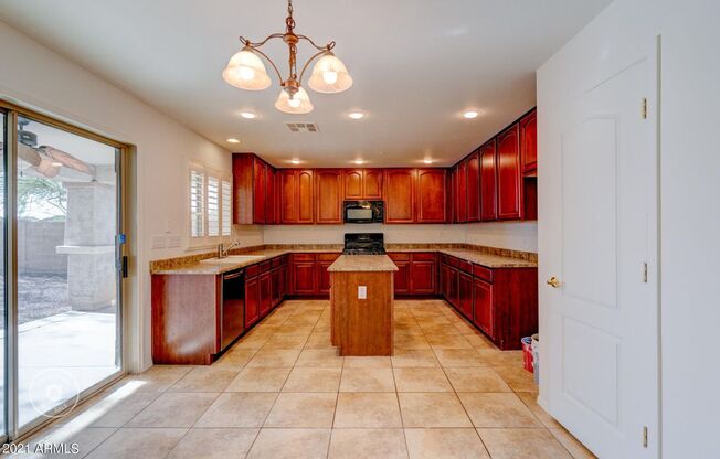 Gorgeous 4 Bed 3 Bath 3 Car home in Peoria with community Pool