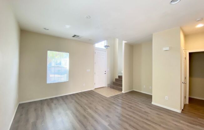 BEAUTIFUL HOME WITH 4BD 2.5 BA. HARDWOOD FLOORS. GREAT LOCATION NEAR LAS VEGAS PREMIUM OUTLETS AND TOWN SQUARE, 5 MINUTES AWAY FROM I-15 FREEWAY, 2 MINUTES AWAY FROM 215 FREEWAY.