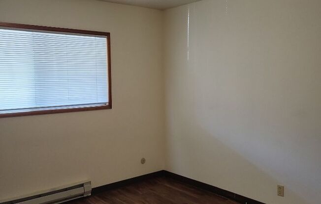 2 beds, 1 bath, $1,295, Unit 09