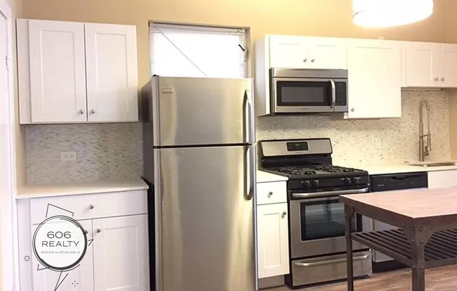 Lincoln Park Apartments on Clybourn!