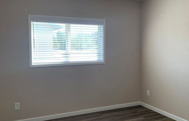 2 Bedroom 1 Bathroom Apartment with Laundry Hook-ups & 1 Car Garage