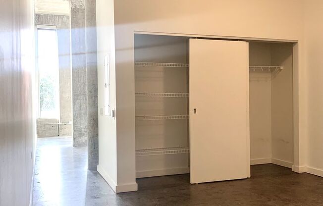 Studio, 1 bath, 600 sqft, $1,380, Unit 205