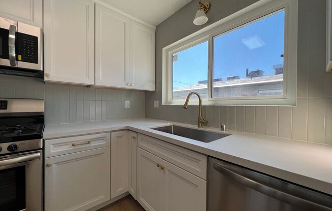**Newly Renovated 3BD/2BTH Single Family House with Large Back Yard