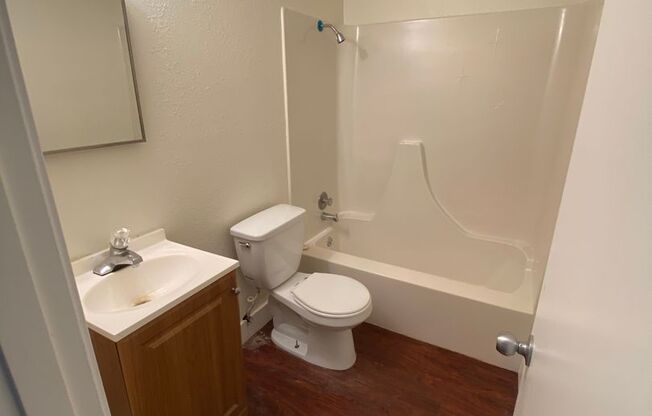 2 Bedroom 1 Bathroom Apartment w/ Washer/Dryer hookups
