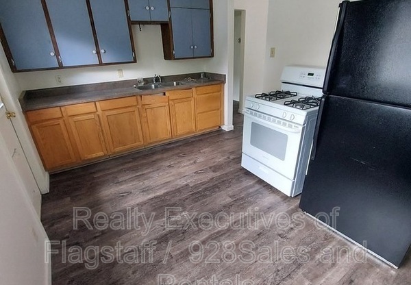 2 beds, 1 bath, 800 sqft, $1,600