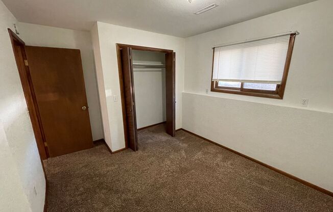 2 beds, 1 bath, $1,050, Unit 1232 Yellowstone