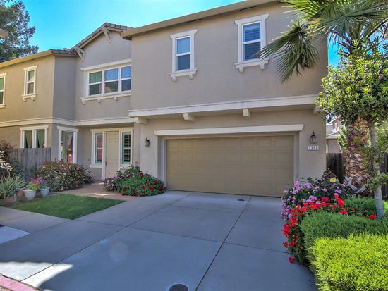 Stunning (Formal Model) 3/3 w/Huge Loft! Please read entire ad before requesting a viewing!!