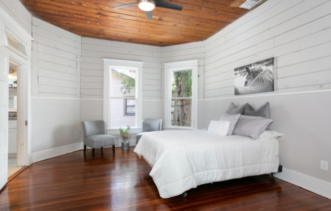 Historical Victorian Farmhouse minutes from Downtown, Lavaca, & Southtown