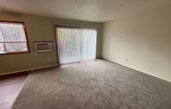 2 beds, 1 bath, 740 sqft, $1,525, Unit 10