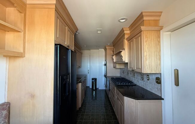 3 beds, 2 baths, 1,952 sqft, $3,200, Unit Royal York 916