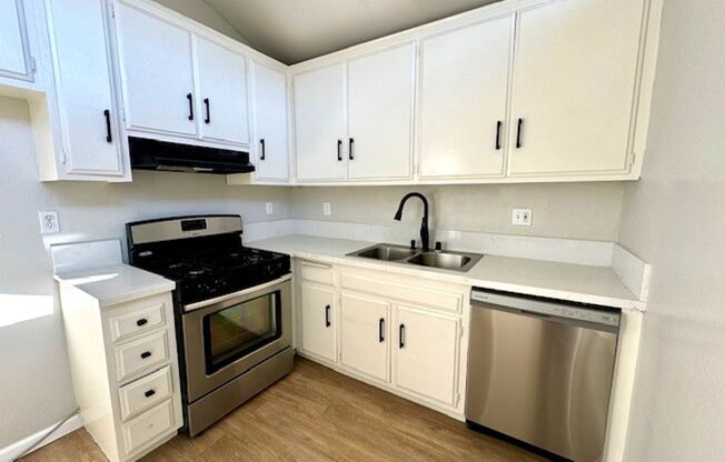 Newly remodeled 2 bedroom in Westlake